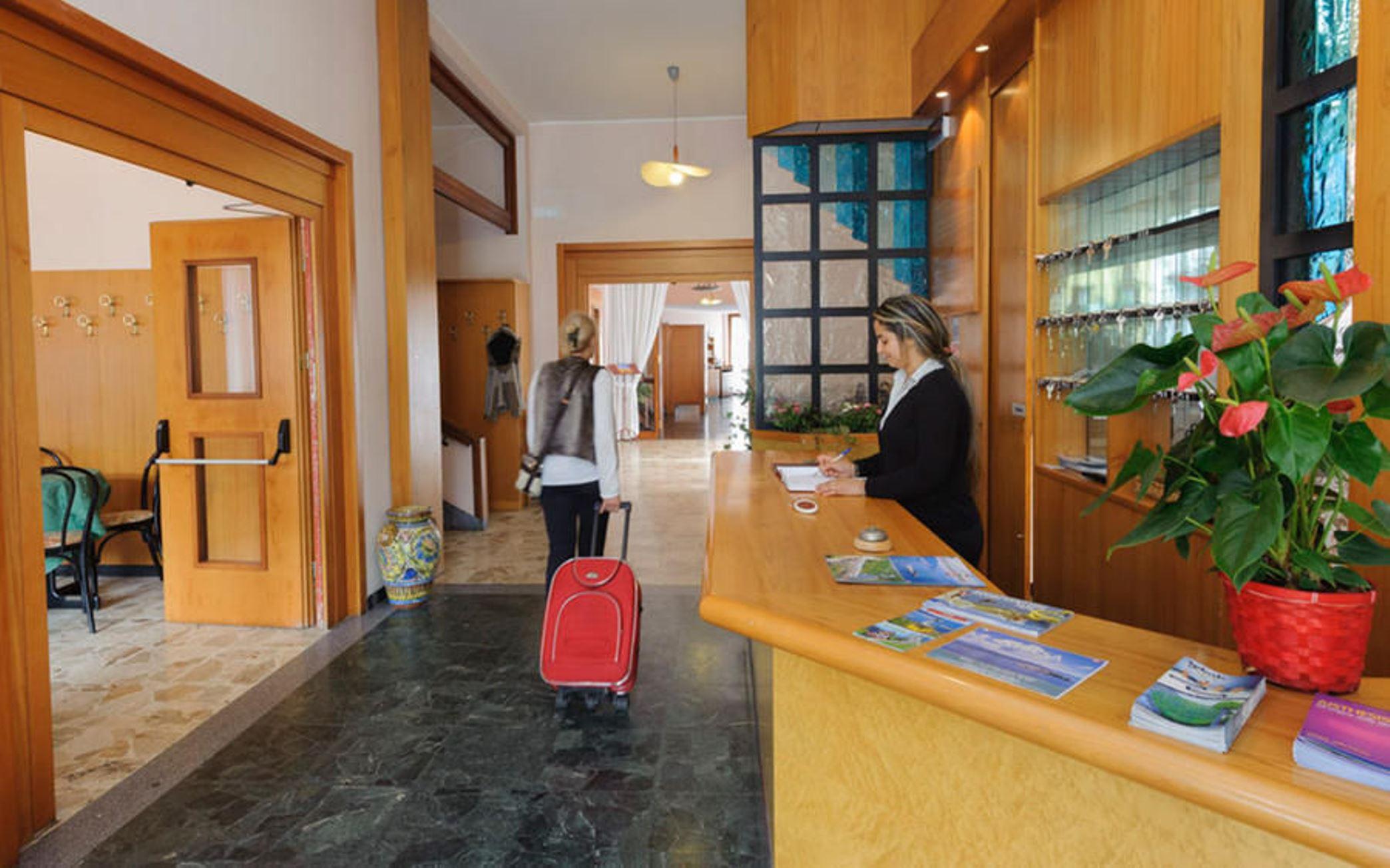 Hotel Aries Lesa Zewnętrze zdjęcie